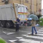 Viale Pavia e un agente di Polizia Locale