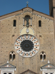 Il rosone della facciata della Cattedrale