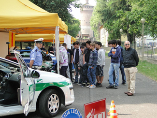 ragazzi davati allo stand della polizia
