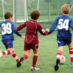 bambini che giocano a calcio