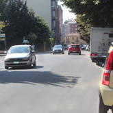 una strada percorsa da macchine