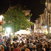 folla per strada