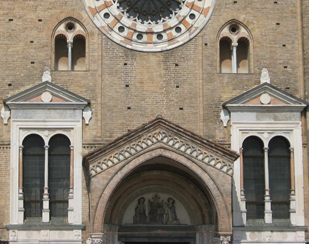 Le finestre rinascimantali della facciata della Cattedrale