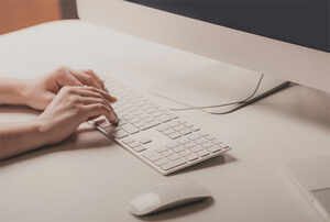 mani che digitano su una tastuera