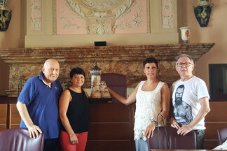 il torrione in ceramica, il presidente del consiglio comunale e il personale della segretaria del consiglio