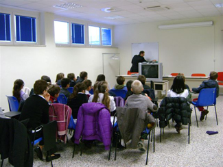 I bambini durante la lezione di sicurezza stradale