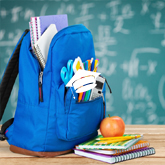 zaino pieno di  materiale scolastico