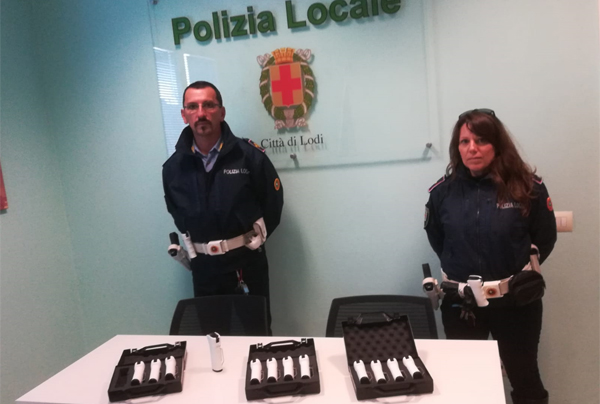 due agenti di polizia locale con i nuovi spray