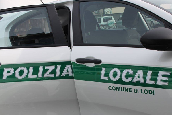 una vettura della polizia locale