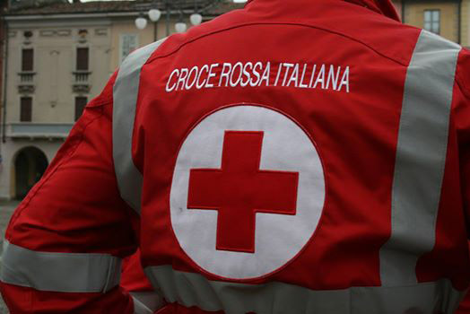 immagine della croce rossa riportata sulla giacca di un soccorritore