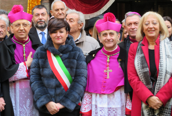 da sinistra: il vescovo malvestiti, il sindaco casanova, monsignor delpini e il prefetto palmisani