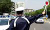 un vigile che ferma un automobile