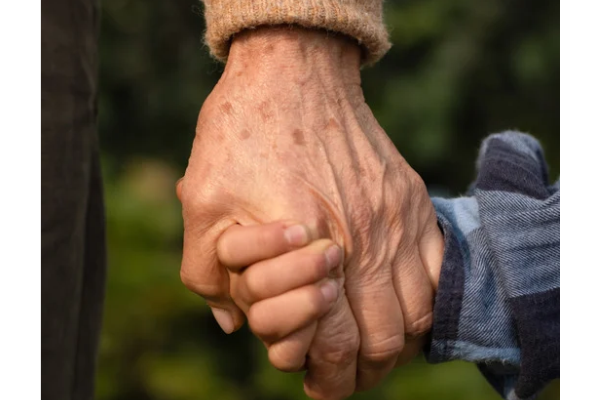 Nonno e nipote mano nella mano