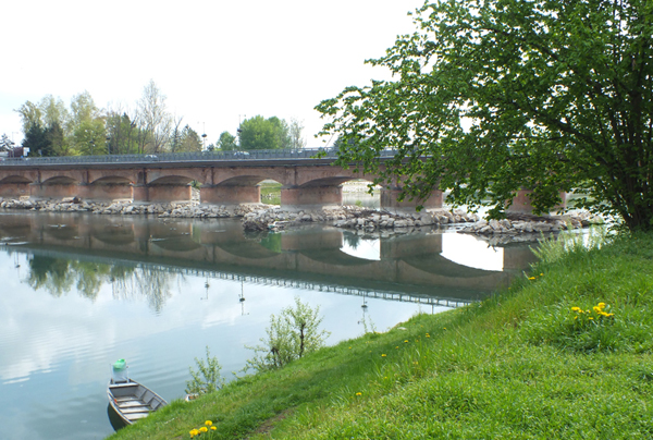 Una foto del fiume col ponte