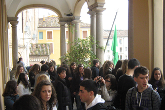 Le classi dell'Aquila sulla loggia di Palazzo Broletto