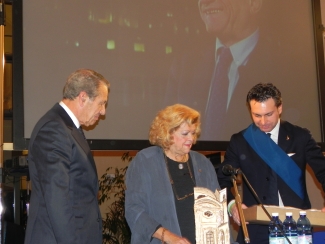 La consegna del premio De Carli a Navarro Valls