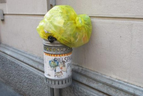 un sacchetto dei rifiuti sopra un cestino
