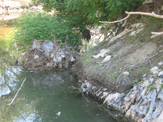 La riva sinistra dell'Adda con le stratificazioni dei rifiuti