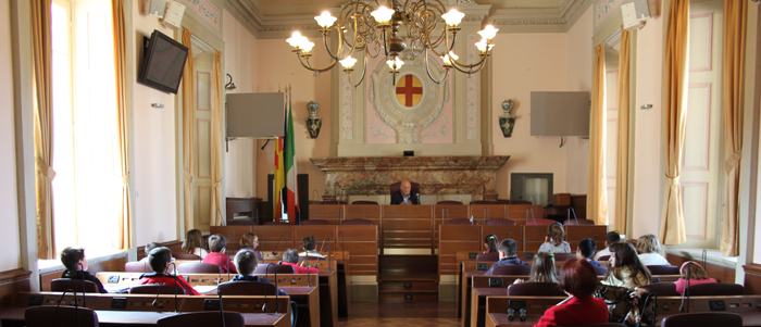 gli studenti nell'aula consiliare