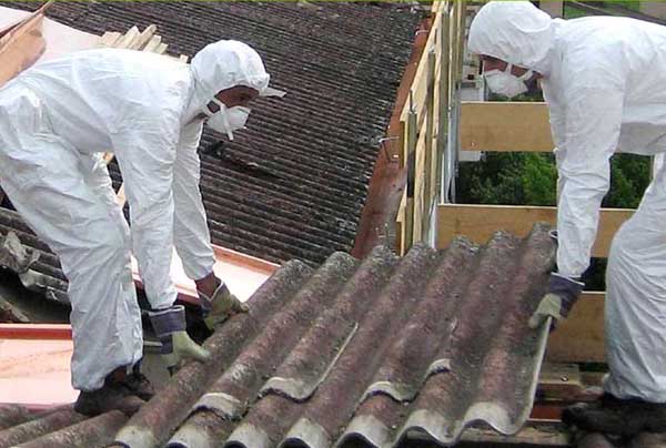 rimozione di una lastra di amianto