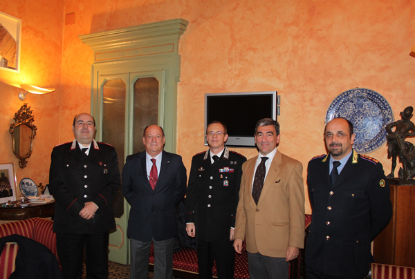 Il Commissario Straordinario del Comune, Mariano Savastano, con il presidente della sezione di Lodi dell’Anc, Enrico Rossetti, alla presenza del comandante provinciale dell’Arma, tenente colonello Vittorio Carrara, del comandante della stazione di Lodi, maresciallo capo Saverio Napolitano, e del comandante della Polizia Locale, Angelo Di Legge.