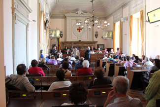 Il gruppo nell'aula consiliare