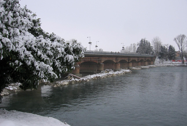 il ponte di lodi e l'adda sotto la neve