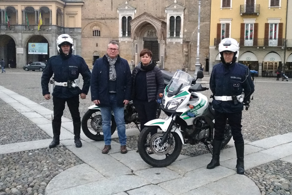 il sindaco, il comandante della Polizia Locale e due agenti con le motocicliette