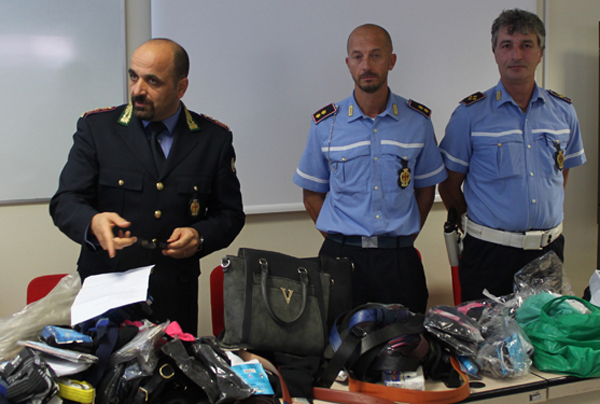 il comandante della polizia locale con la merce sequestrata nei controlli