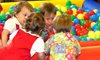 Bambini che giocano con le palline colorate