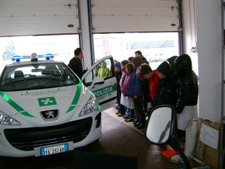 i bambini guardano l'automobile della polizia