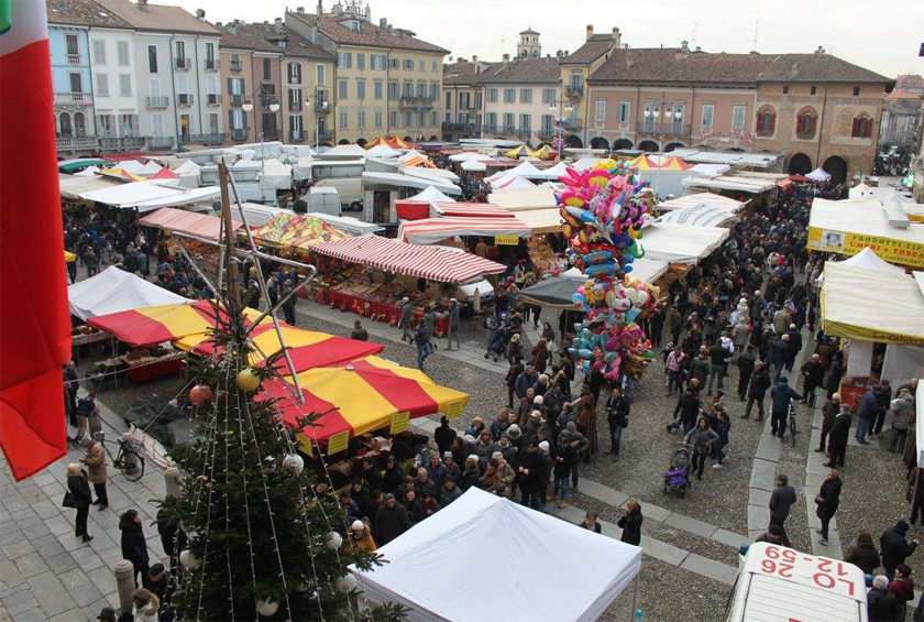 la piazza a san bassiano