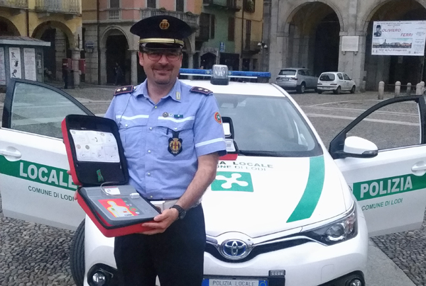 il commissario pavesi con un defibrillatore donato