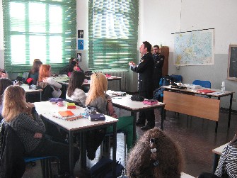 Un agente di Polizia durante una lezione