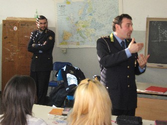 Un agente di Polizia durante una lezione