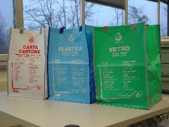 I tre sacchetti che verranno distribuiti dall'ASTEM: bianco per la carta, verde per il vetro e blu per la plastica