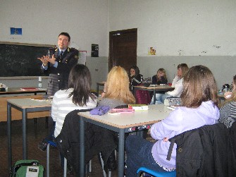 Un agente di Polizia durante una lezione