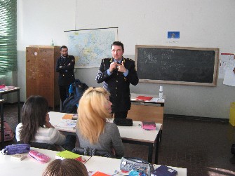 Un agente di Polizia durante una lezione