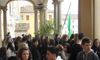 Gli studenti dell'Aquila sullla loggia del Municipio