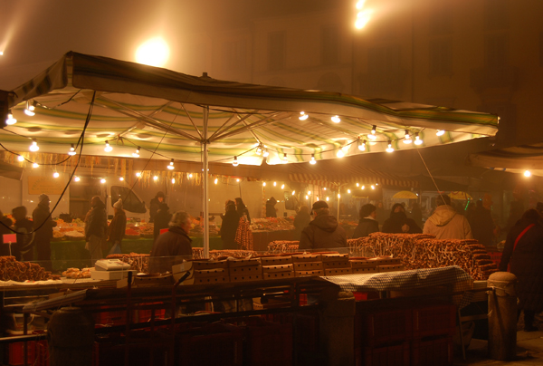 le bancarelle in piazza della vittoria