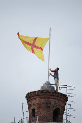 La bandiera di Lodi sul pennone del torrione