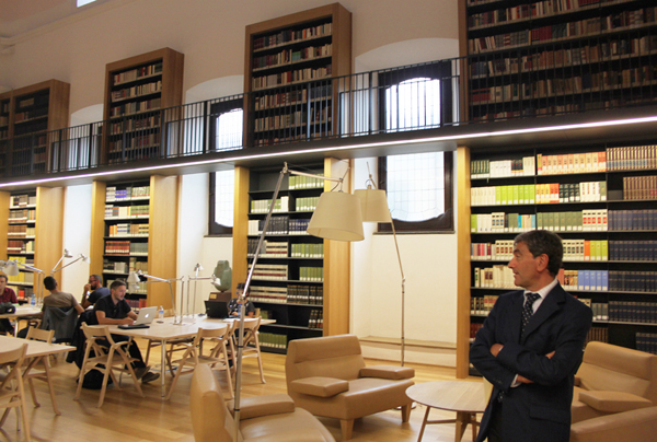 il commissario in biblioteca