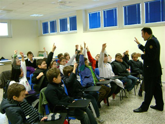 I bambini durante la lezione di sicurezza stradale