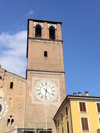 l'orologio sul campanile della cattedrale