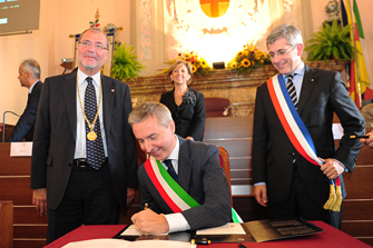 il sindaco firma l'atto di fratellanza con fontainebleau