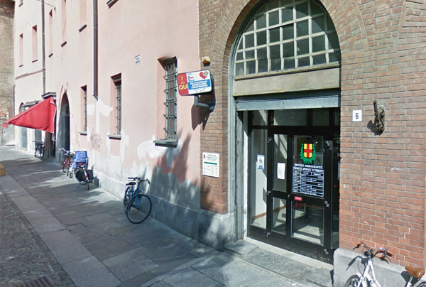 l'ingresso dell'ufficio anagrafe