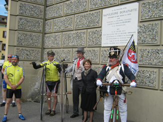 Foto di gruppo nei pressi della targa che commemora la battaglia del ponte di Lodi