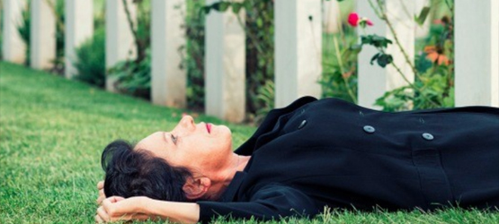 immagine dello spettacolo: una donna sdraiata sull'erba