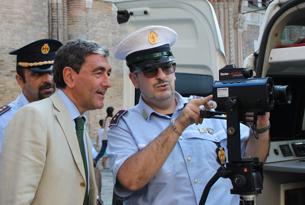 il commissario savastano visiona un telelaser