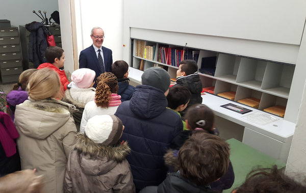 Gli alunni della 'Cabrini' in visita all'archivio dell'ufficio anagrafe - Lodi, 16 febbraio 2016